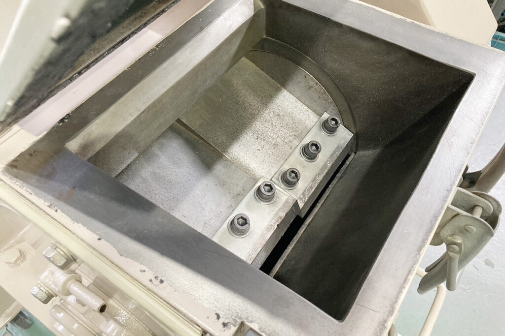 ダイコー精機社製　中古プラスチック粉砕機　【DAS-28】　【5馬力3.7kW】　刃部画像2