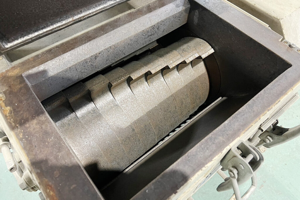 ダイコー精機社製　中古プラスチック粉砕機　【DAS-36】　【7.5馬力5.5kW】　刃部画像2