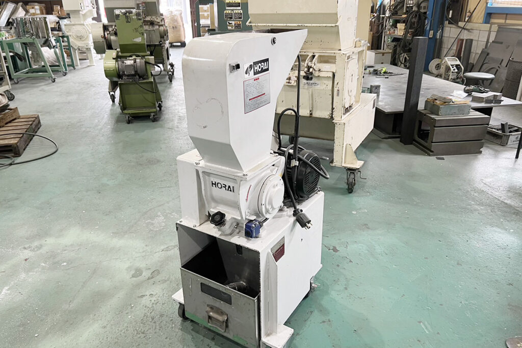 ホーライ社製　中古プラスチック粉砕機　【P-1314】　【1馬力0.75kW】　側面画像