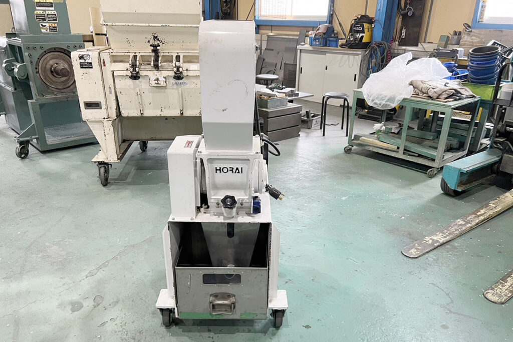 ホーライ社製　中古プラスチック粉砕機　【P-1314】　【1馬力0.75kW】　背面画像