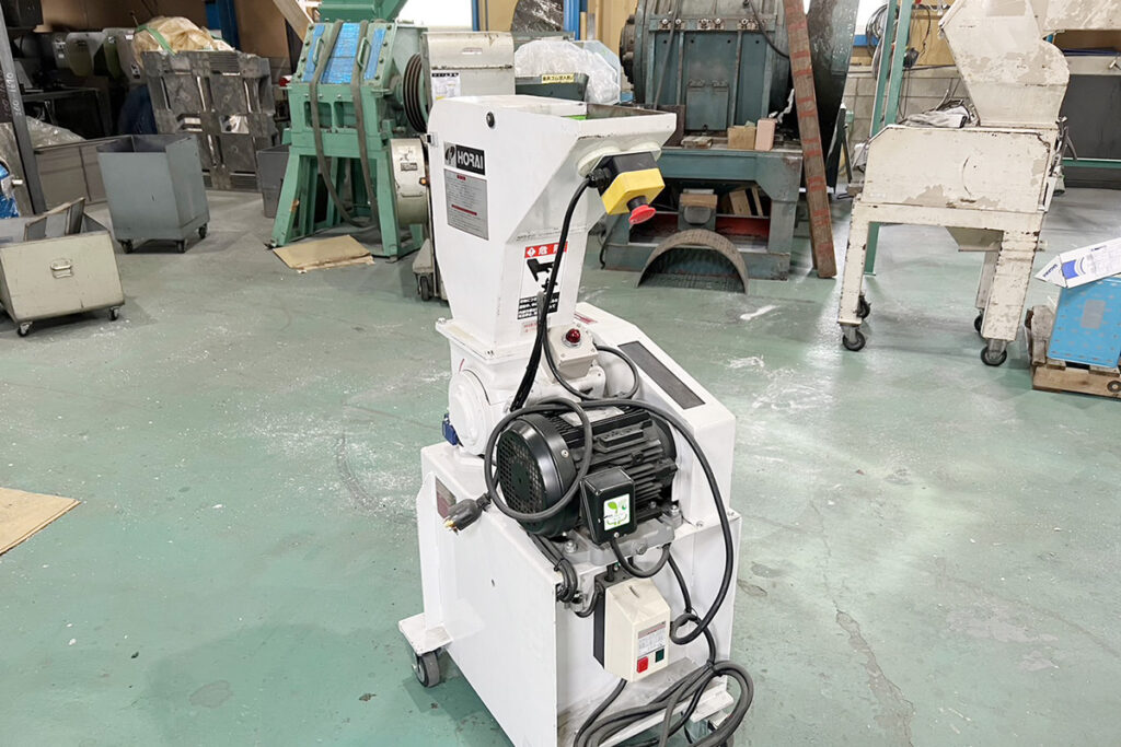 ホーライ社製　中古プラスチック粉砕機　【P-1314】　【1馬力0.75kW】　側面画像