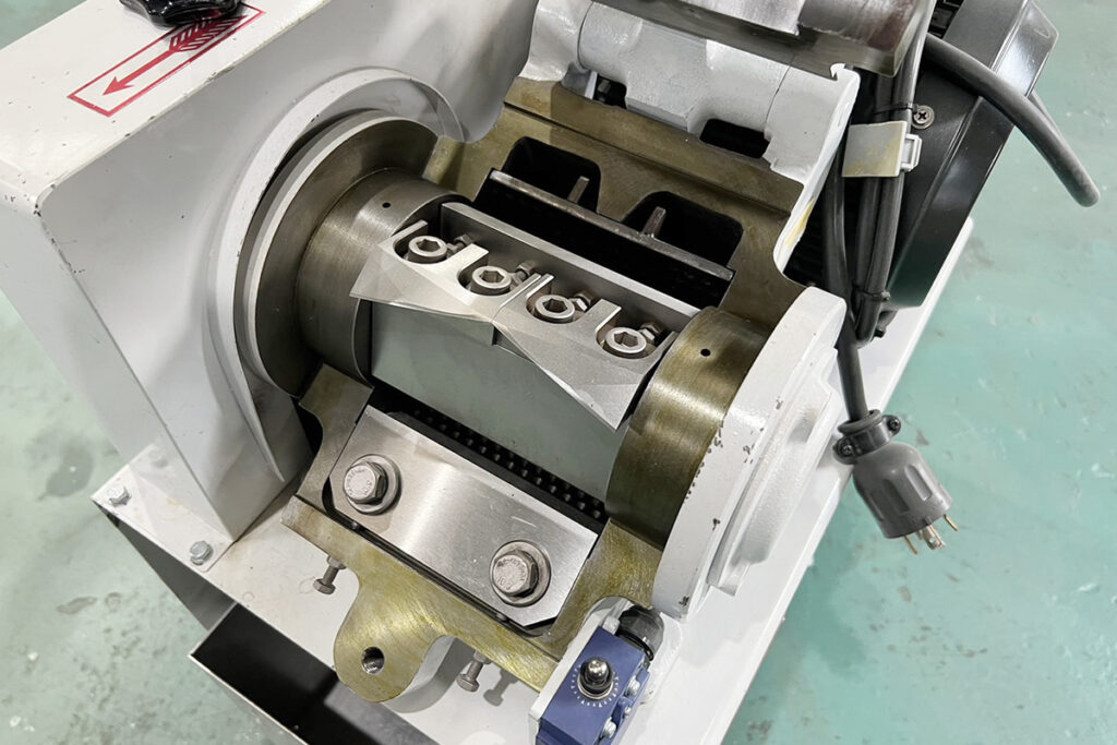 ホーライ社製　中古プラスチック粉砕機　【P-1314】　【1馬力0.75kW】　刃部画像2