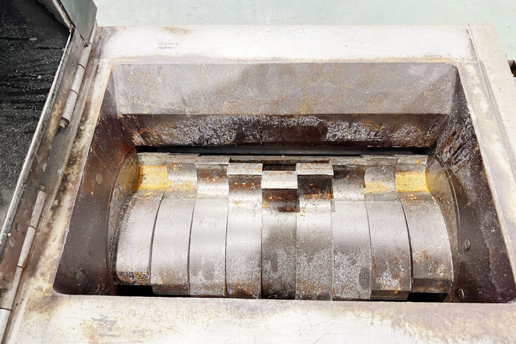 森田精機社製　中古プラスチック粉砕機　【JC-10D】　【10馬力7.5kW】　刃部画像2