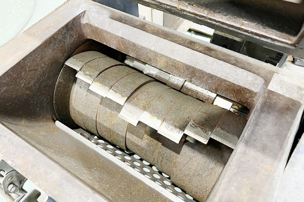 ダイコー精機社製　中古プラスチック粉砕機　【DAS-36】　【7.5馬力5.5kW】　刃部画像2