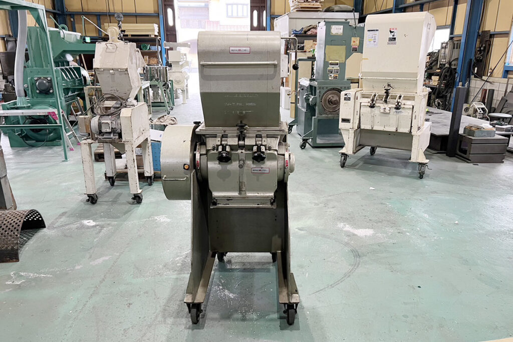 ホーライ社製　中古プラスチック粉砕機　【V-360（VC-360）】　【5馬力3.7kW】　背面画像