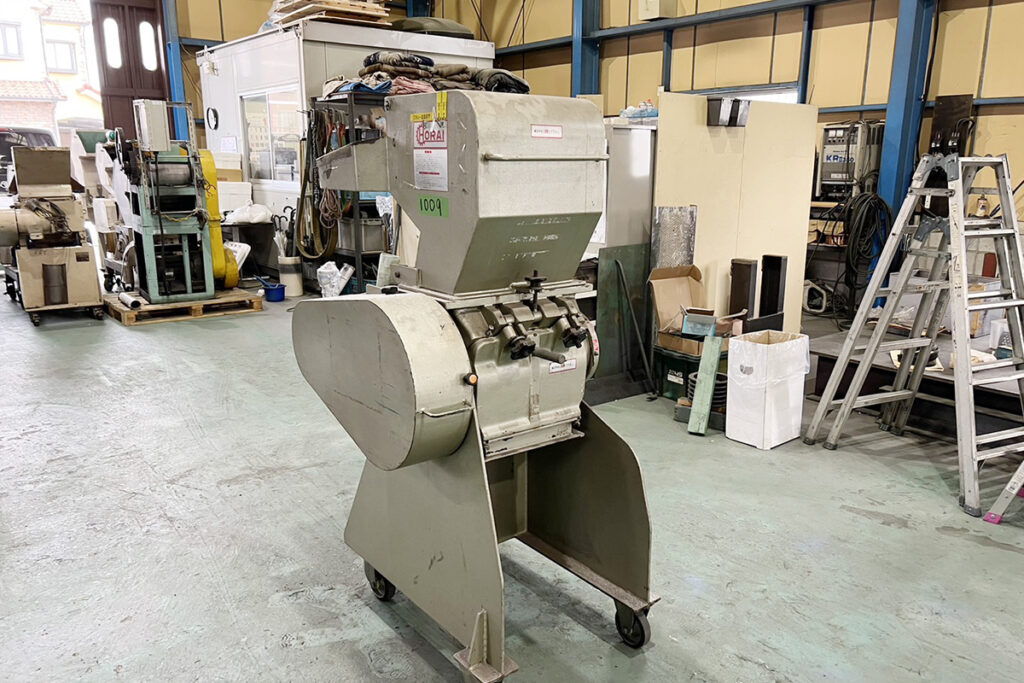 ホーライ社製　中古プラスチック粉砕機　【V-360（VC-360）】　【5馬力3.7kW】　側面画像
