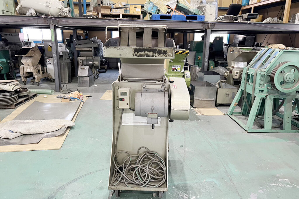 ホーライ社製　中古プラスチック粉砕機　【V-360（VC-360）】　【5馬力3.7kW】　正面画像