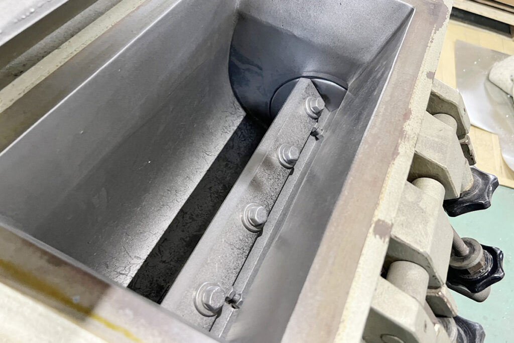 ホーライ社製　中古プラスチック粉砕機　【V-360（VC-360）】　【5馬力3.7kW】　刃部画像2