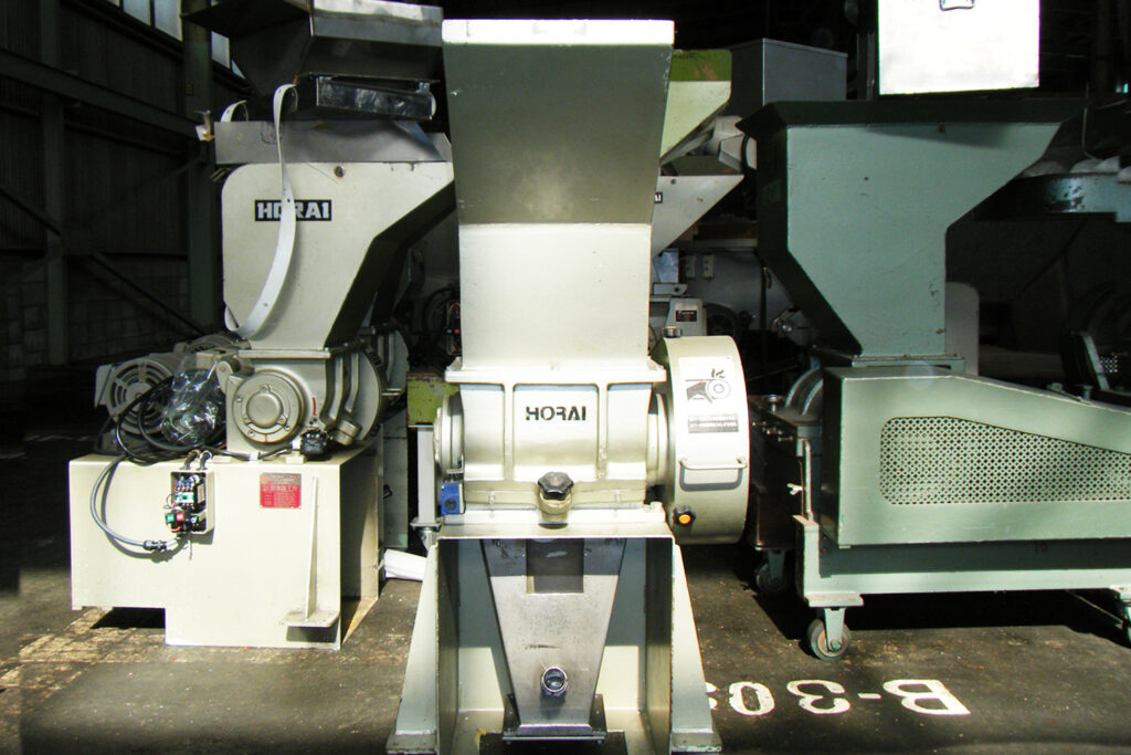 ホーライ社製　中古プラスチック粉砕機　【P-1328】　【2馬力1.5kW】　正面画像