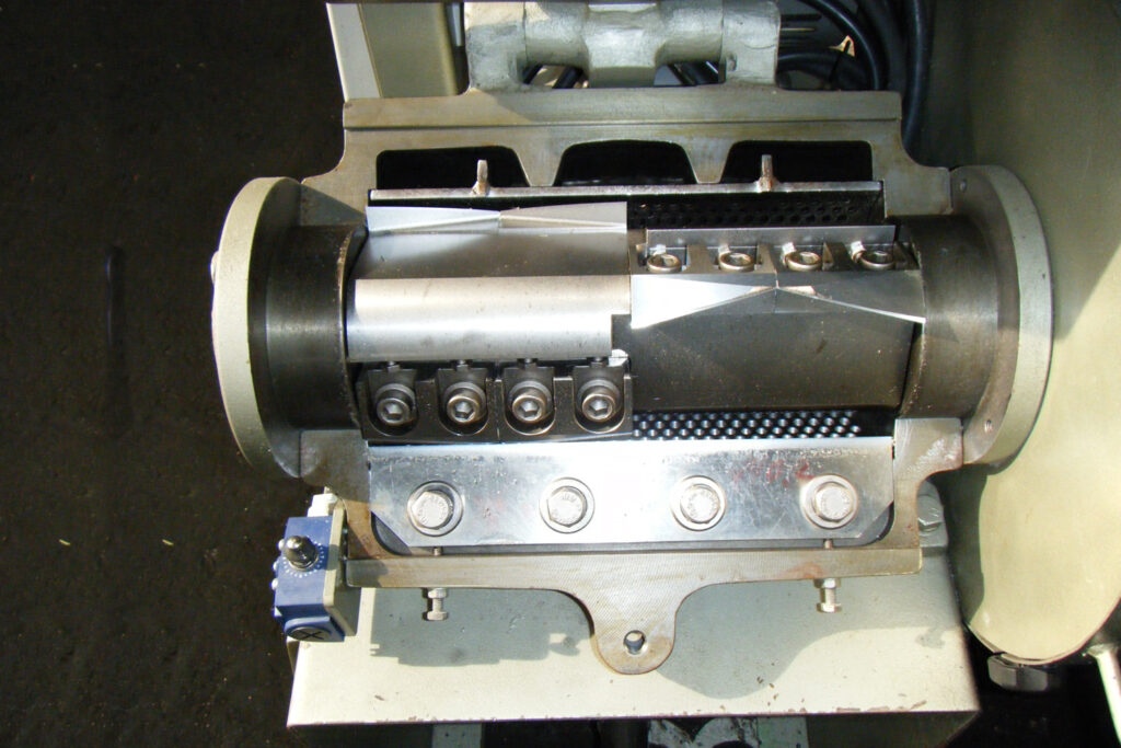 ホーライ社製　中古プラスチック粉砕機　【P-1328】　【2馬力1.5kW】　刃部画像