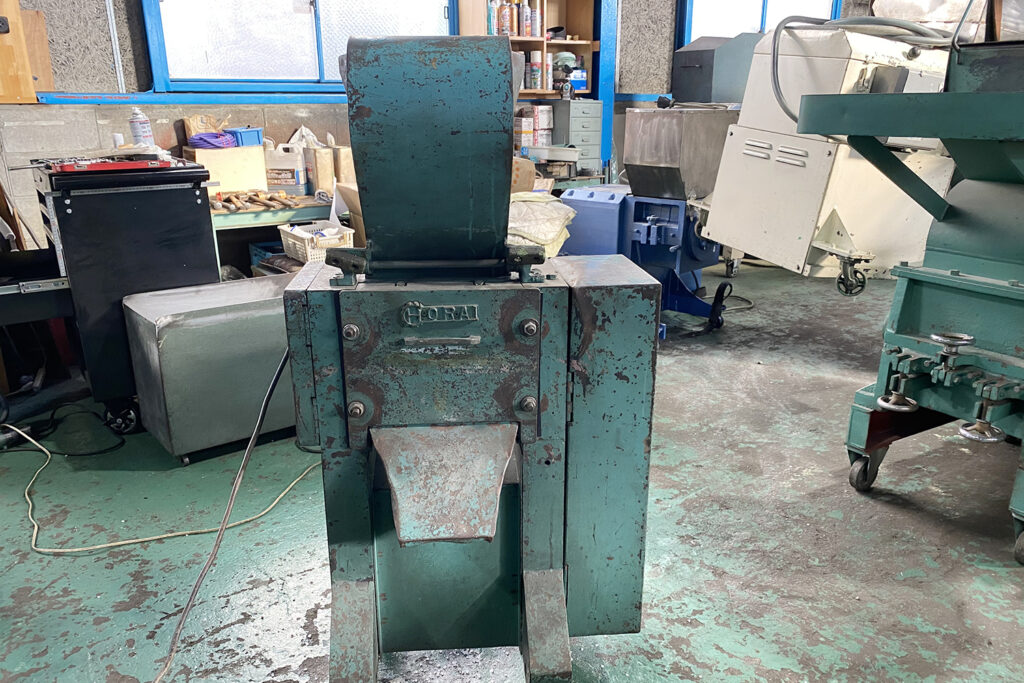 ホーライ社製　中古プラスチック粉砕機　【5馬力3.7kW】　背面画像