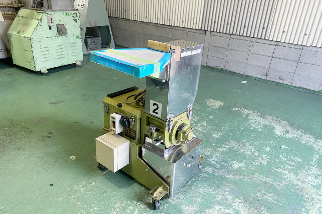 森田精機社製　中古プラスチック粉砕機　【JC-2】　【2馬力1.5kW】　側面画像