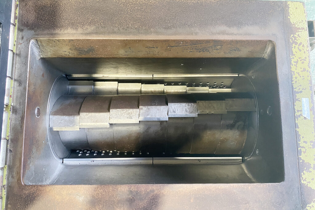 森田精機社製　中古プラスチック粉砕機　【JC-5LD】　【5馬力3.7kW】　刃部画像