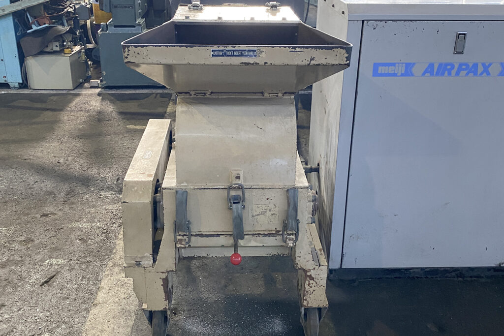 ダイコー精機社製　中古プラスチック粉砕機　【DAS-36】　【7.5馬力5.5kW】　正面画像