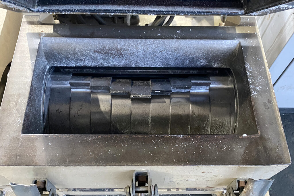 ダイコー精機社製　中古プラスチック粉砕機　【DAS-36】　【7.5馬力5.5kW】　刃部画像