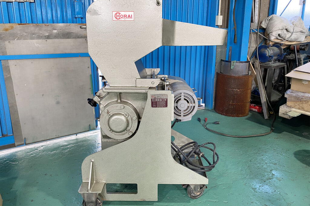 ホーライ社製　中古プラスチック粉砕機　【V-360（VC-360）】　【5馬力3.7kW】　側面画像