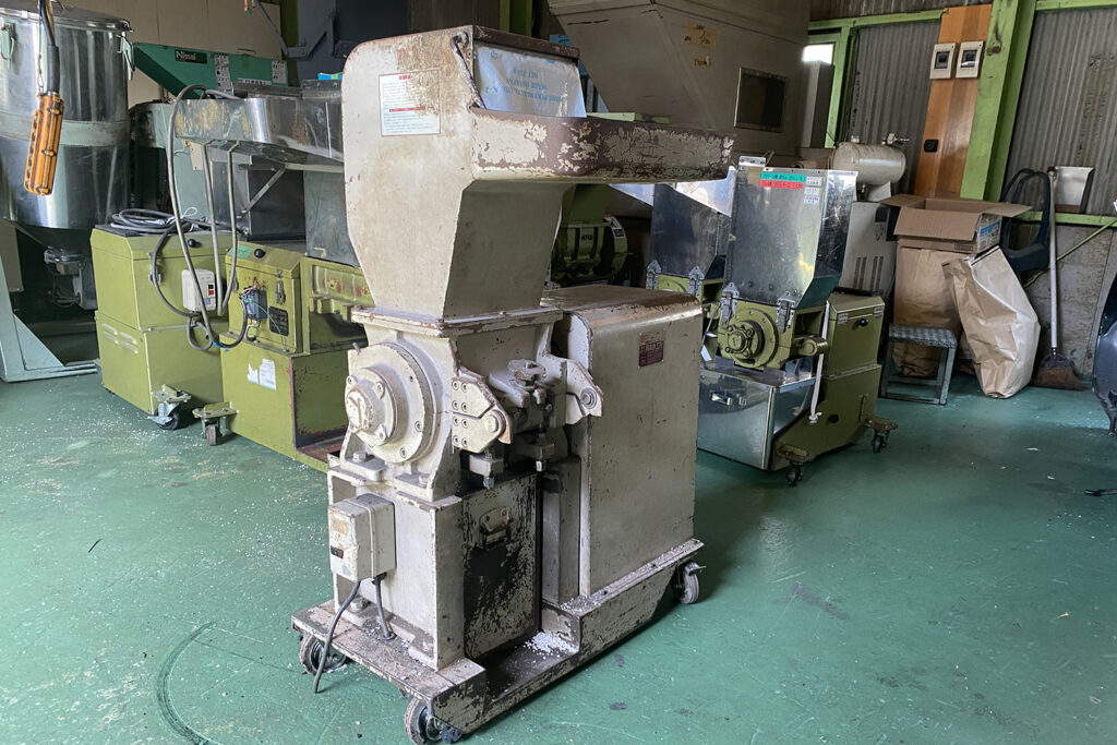 ホーライ社製　中古プラスチック粉砕機　【UC-210（U-210）】　【3馬力2.2kW】　側面画像