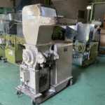 ホーライ社製　中古プラスチック粉砕機　【UC-210（U-210）】　【3馬力2.2kW】　側面画像のサムネイル