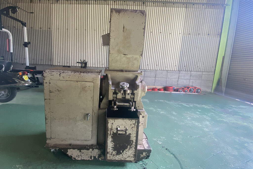 ホーライ社製　中古プラスチック粉砕機　【UC-210（U-210）】　【3馬力2.2kW】　背面画像