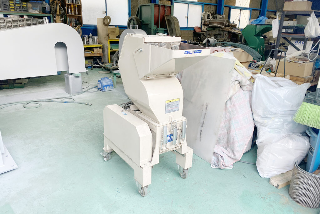 ダイコー精機社製　中古プラスチック粉砕機　【DAS-20】　【3馬力2.2kW】　側面画像