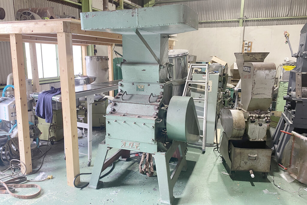 大達精工場社製　中古プラスチック粉砕機　【SW】　【20馬力15kW】　側面画像
