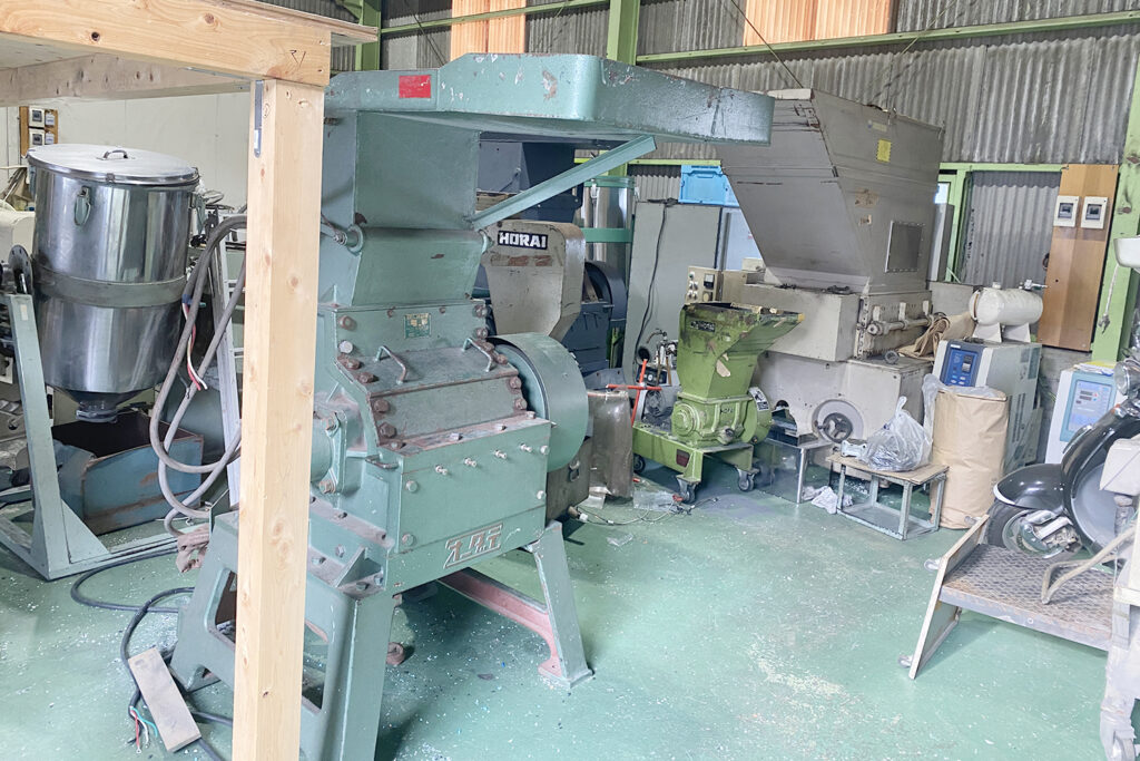 大達精工場社製　中古プラスチック粉砕機　【SW】　【20馬力15kW】　側面画像2