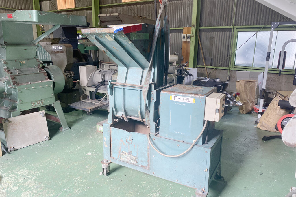 ホーライ社製　中古プラスチック粉砕機　【Z-420（ZC-420）】　【10馬力7.5kW】　側面画像