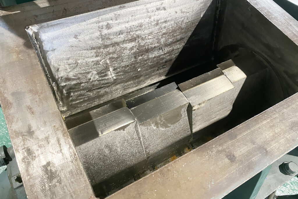 大登機械社製　中古プラスチック粉砕機　【DN-250-450】　【15馬力11kW】　刃部画像