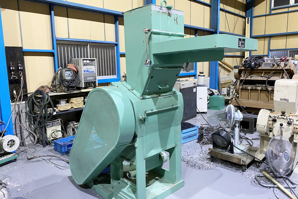 三力製作所社製　中古プラスチック粉砕機　【20馬力15kW】