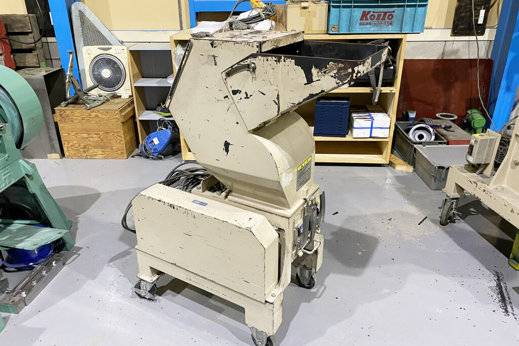 ダイコー精機社製　中古プラスチック粉砕機　【DAS-20】　【3馬力2.2kW】　側面画像