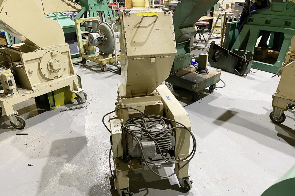ダイコー精機社製　中古プラスチック粉砕機　【DAS-20】　【3馬力2.2kW】　背面画像