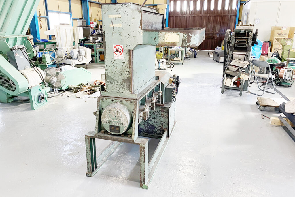 森田精機社製　中古プラスチック粉砕機　【JC-15】　【15馬力11kW】　側面画像