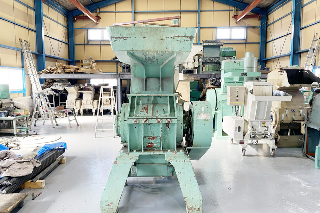 ホーライ社製　中古プラスチック粉砕機　【M-560】　【30馬力22kW】　正面画像