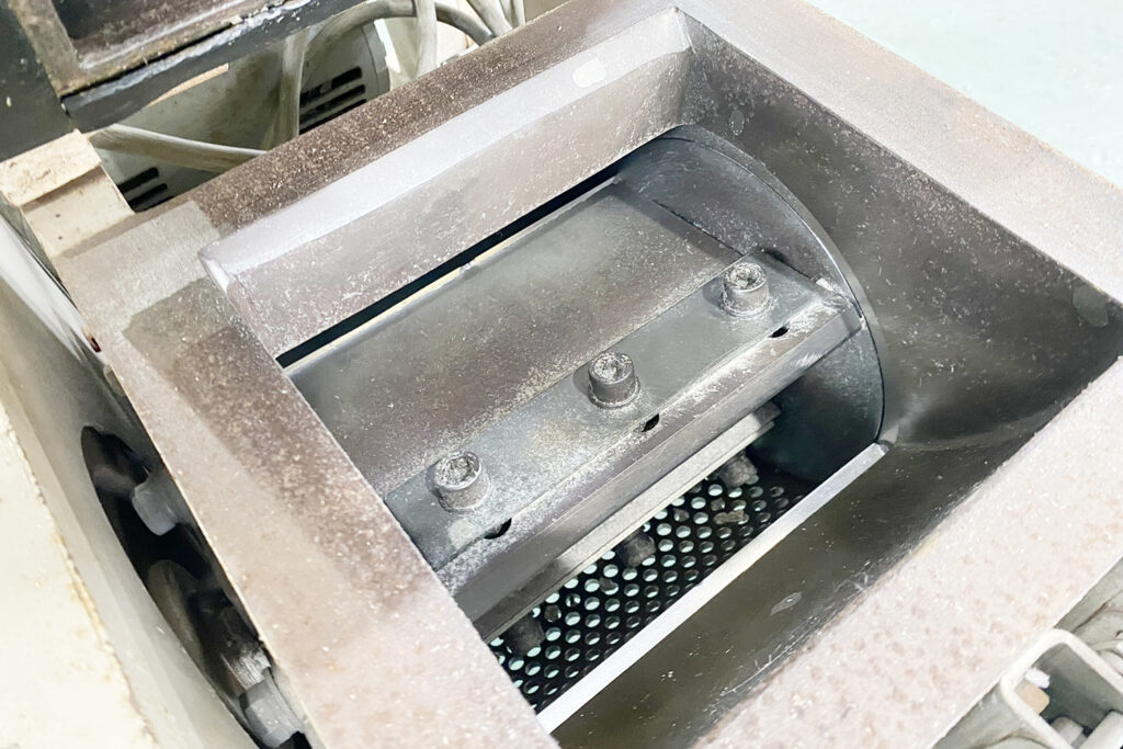 ダイコー精機社製　中古プラスチック粉砕機　【DAS-20】　【3馬力2.2kW】　刃部画像2