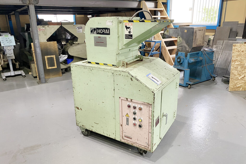 ホーライ社製　中古プラスチック粉砕機　【V-360（VC-360）】　【5馬力3.7kW】　側面画像