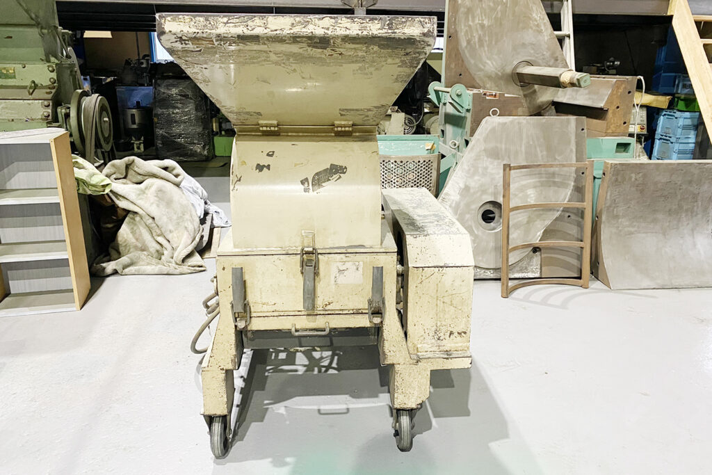 ダイコー精機社製　中古プラスチック粉砕機　【DAS-42】　【10馬力7.5kW】　正面画像