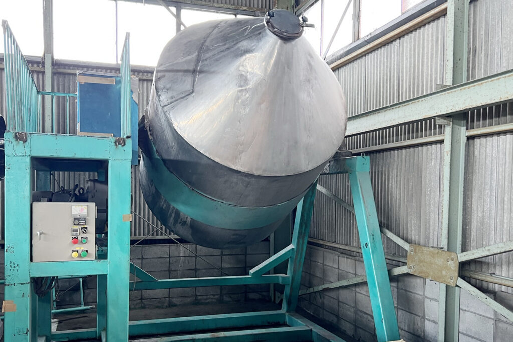 中古タンブラー・混合機（ミキサー）　【容量2t（2000kg）】　【縦型】　正面画像