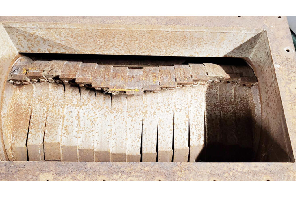 タナカ社製　中古プラスチック粉砕機　【MF55-1050】　【100馬力75kW】　刃部画像