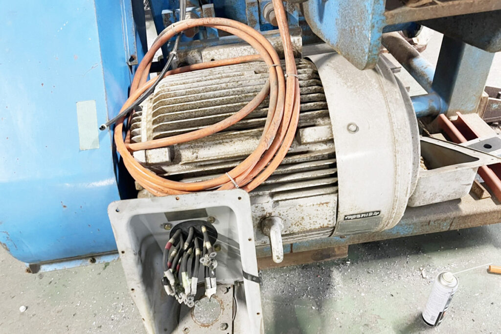 タナカ社製　中古プラスチック粉砕機　【MF55-1050】　【100馬力75kW】　モーター部画像
