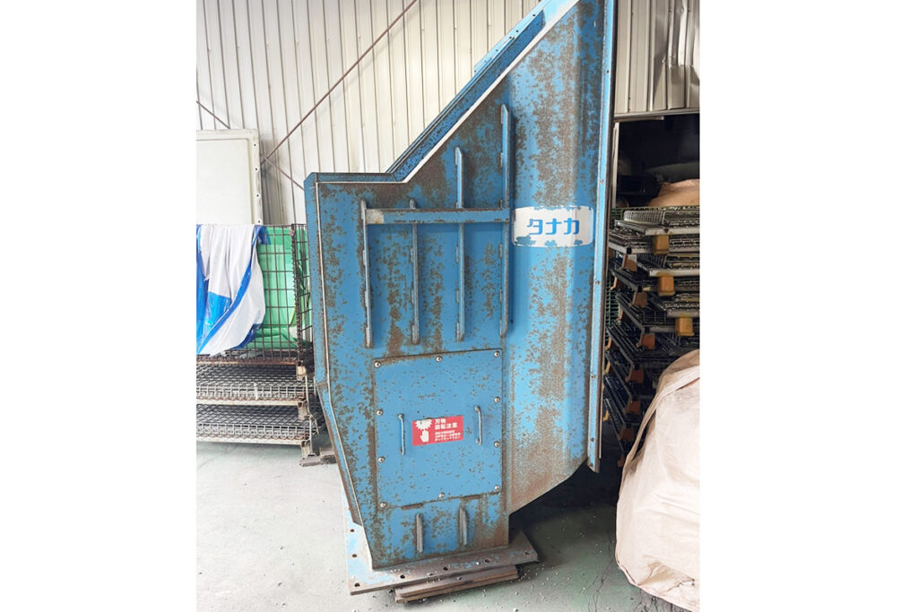タナカ社製　中古プラスチック粉砕機　【MF55-1050】　【100馬力75kW】　ホッパー部画像