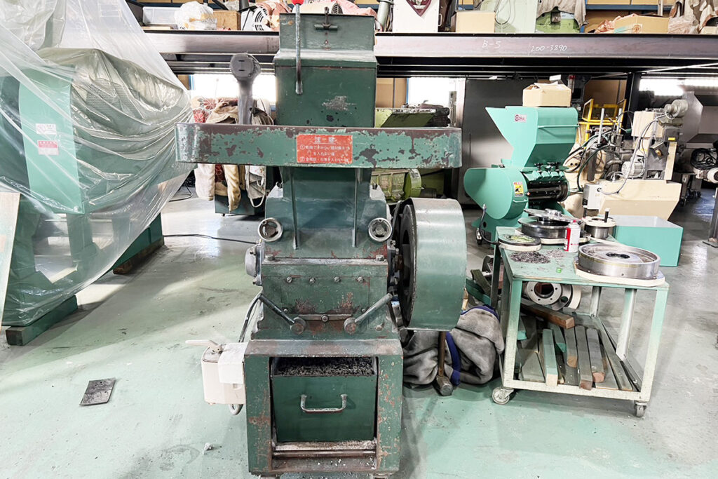 大登機械社製　中古プラスチック粉砕機　【10馬力7.5kW】　正面画像