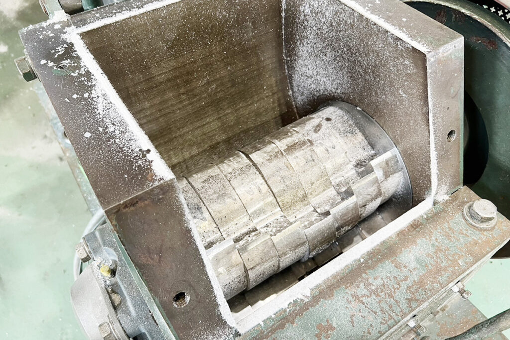 大登機械社製　中古プラスチック粉砕機　【10馬力7.5kW】　刃部画像