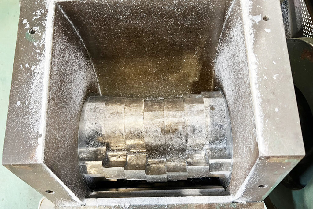 大登機械社製　中古プラスチック粉砕機　【10馬力7.5kW】　刃部画像2