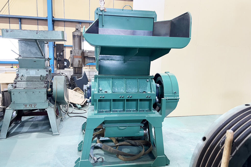 ソメタニ産業社製　中古プラスチック粉砕機　【SKC-35-720】　【15馬力11kW】　正面画像
