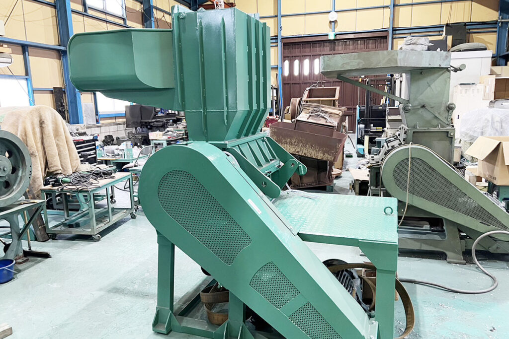 ソメタニ産業社製　中古プラスチック粉砕機　【SKC-35-720】　【15馬力11kW】　側面画像