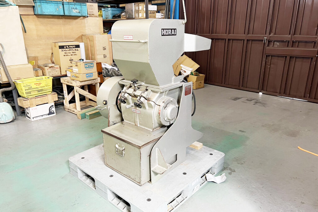 ホーライ社製　中古プラスチック粉砕機　【V-360（VC-360）】　【5馬力3.7kW】　側面画像