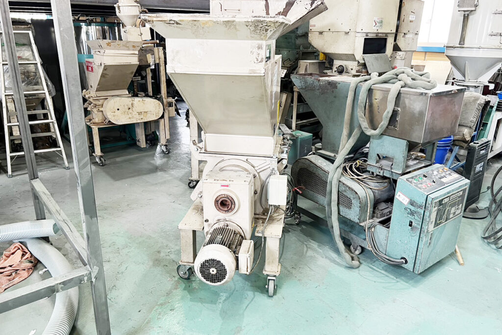 日水化工社製　中古低速粉砕機（スカッター）　【SA-25】　【3馬力2.2kW】　側面画像2