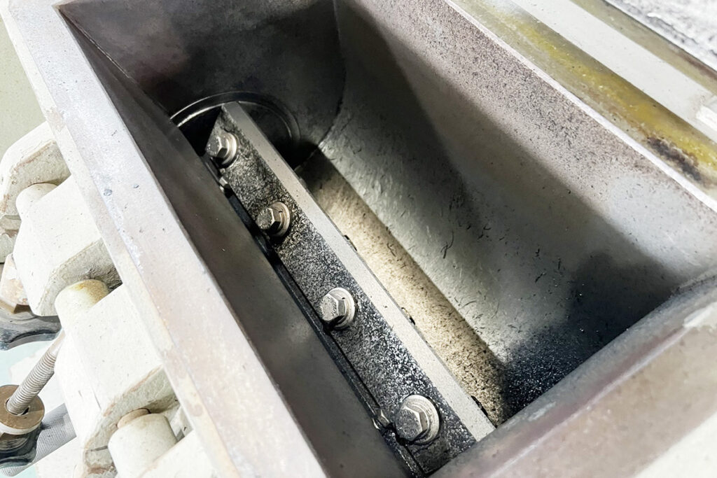 ホーライ社製　中古プラスチック粉砕機　【V-360（VC-360）】　【5馬力3.7kW】　刃部画像