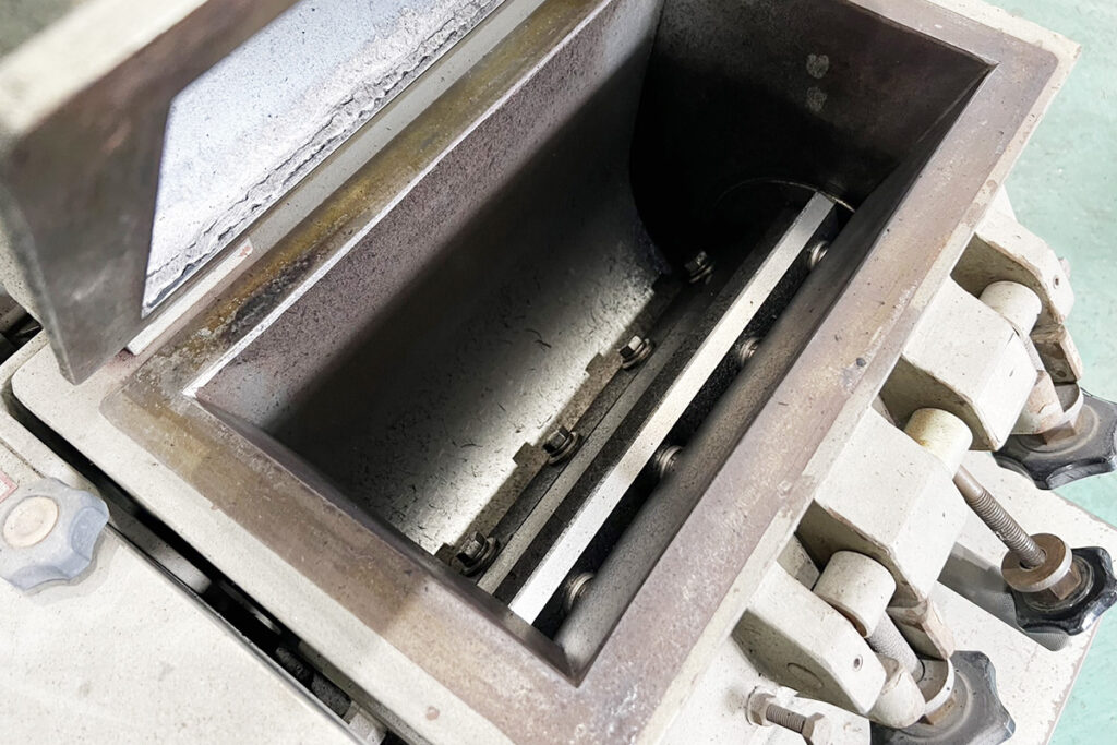 ホーライ社製　中古プラスチック粉砕機　【V-360（VC-360）】　【5馬力3.7kW】　刃部画像2