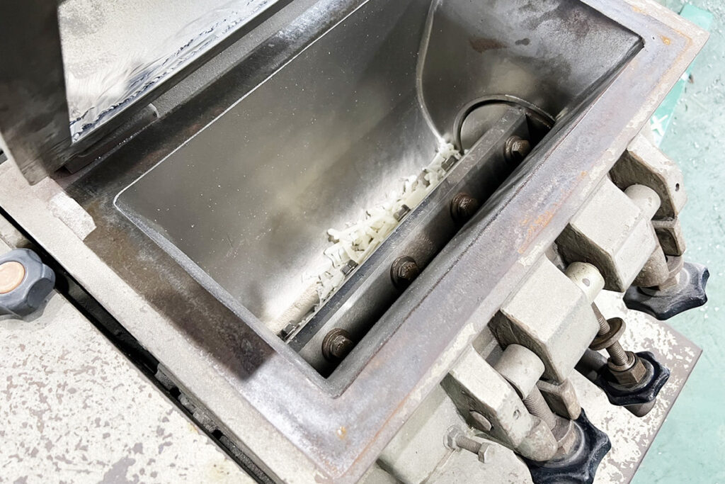 ホーライ社製　中古プラスチック粉砕機　【V-360（VC-360）】　【5馬力3.7kW】　刃部画像2